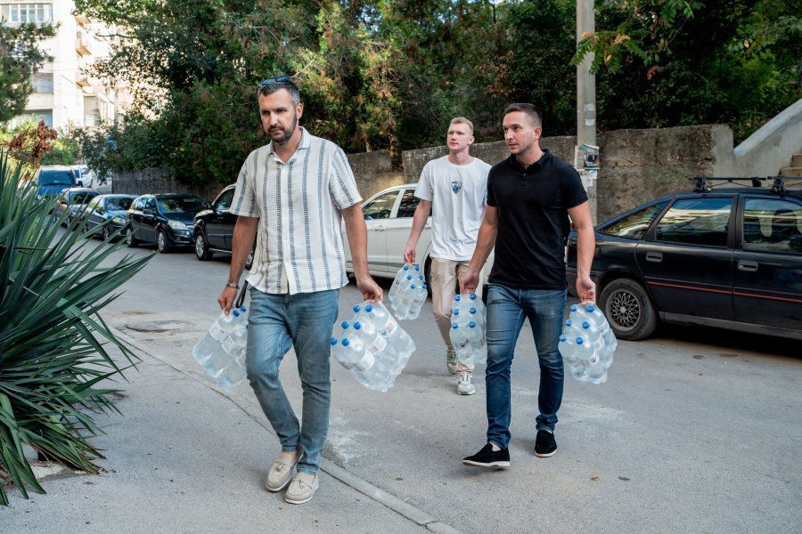 В укрытие на улице Генерала Коломийца доставили питьевую воду В укрытие на улице Генерала Коломийца доставили питьевую воду