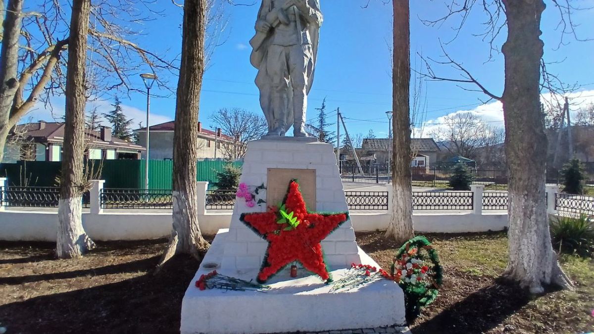 Возложение цветов в День защитника Отечества