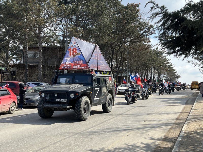 Порядка трех тысяч участников автомотопробега проехали по улицам Севастополя