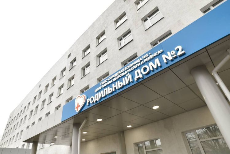 Губернатор поздравил родителей первого малыша, родившегося в новом году в Севастополе
