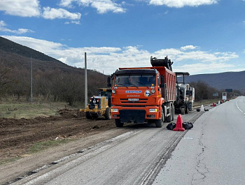 На повороте к Резервному обустраивают новую автобусную остановку