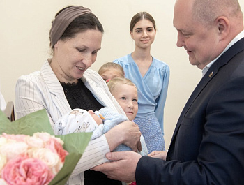 Губернатор Севастополя Михаил Развожаев вручил жилищные сертификаты многодетным семьям