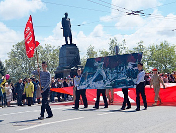 Участниками праздничного шествия в День детства и юности стали более трех тысяч детей