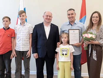 Губернатор Севастополя Михаил Развожаев вручил жилищные сертификаты многодетным семьям