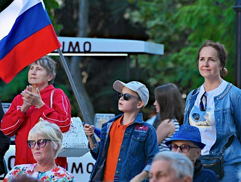Севастопольцы посетили митинг-концерт в поддержку Президента и российских военных