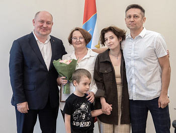 Губернатор Севастополя Михаил Развожаев вручил жилищные сертификаты многодетным семьям