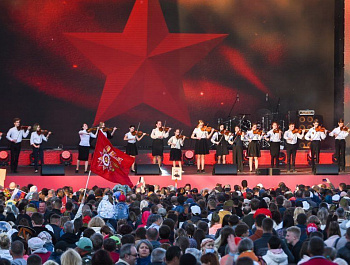 На площади Нахимова прошел концерт ко Дню Победы