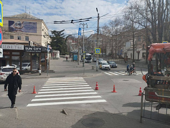 В Севастополе обновляют дорожную разметку