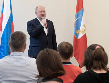 Губернатор Севастополя Михаил Развожаев вручил жилищные сертификаты многодетным семьям