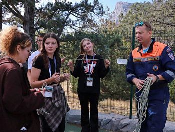 Спасатели Севастополя провели интерактивное занятие для участников форума «Молодежь 92»