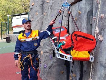 Спасатели Севастополя провели интерактивное занятие для участников форума «Молодежь 92»