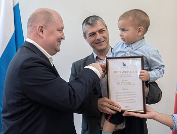 Губернатор Севастополя Михаил Развожаев вручил жилищные сертификаты многодетным семьям