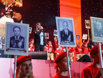 На площади Нахимова прошел концерт ко Дню Победы