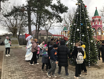 Торжественное зажжение главной новогодней ёлки в Орлином