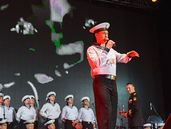 На площади Нахимова прошел концерт ко Дню Победы