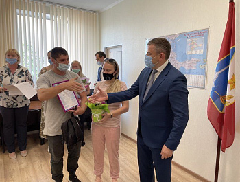 Молодым семьям Севастополя вручили сертификаты на приобретение жилья