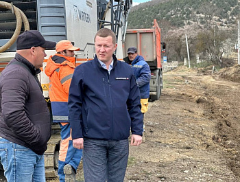 На повороте к Резервному обустраивают новую автобусную остановку