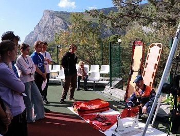 Спасатели Севастополя провели интерактивное занятие для участников форума «Молодежь 92»