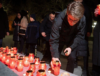 Севастопольцы почтили память жертв обстрела в Донецке