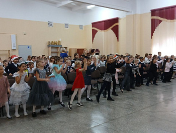 Новогодний праздник для учащихся