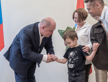 Губернатор Севастополя Михаил Развожаев вручил жилищные сертификаты многодетным семьям
