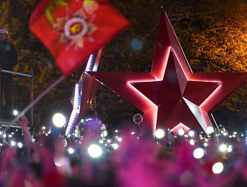 На площади Нахимова прошел концерт ко Дню Победы
