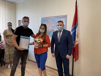 Молодым семьям Севастополя вручили сертификаты на приобретение жилья