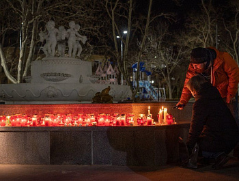 Севастопольцы почтили память жертв обстрела в Донецке