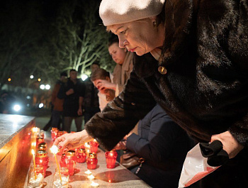 Севастопольцы почтили память жертв обстрела в Донецке