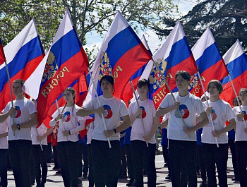 Участниками праздничного шествия в День детства и юности стали более трех тысяч детей