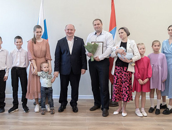 Губернатор Севастополя Михаил Развожаев вручил жилищные сертификаты многодетным семьям