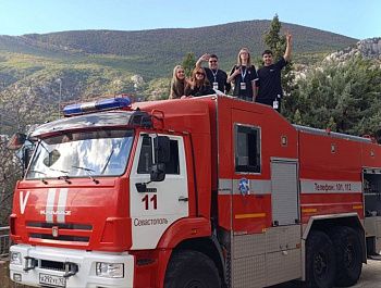 Спасатели Севастополя провели интерактивное занятие для участников форума «Молодежь 92»