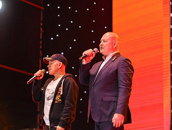 На площади Нахимова прошел концерт ко Дню Победы