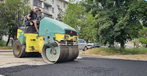 Во дворе дома № 19 на улице Бориса Михайлова специалисты приступили к укладке асфальта