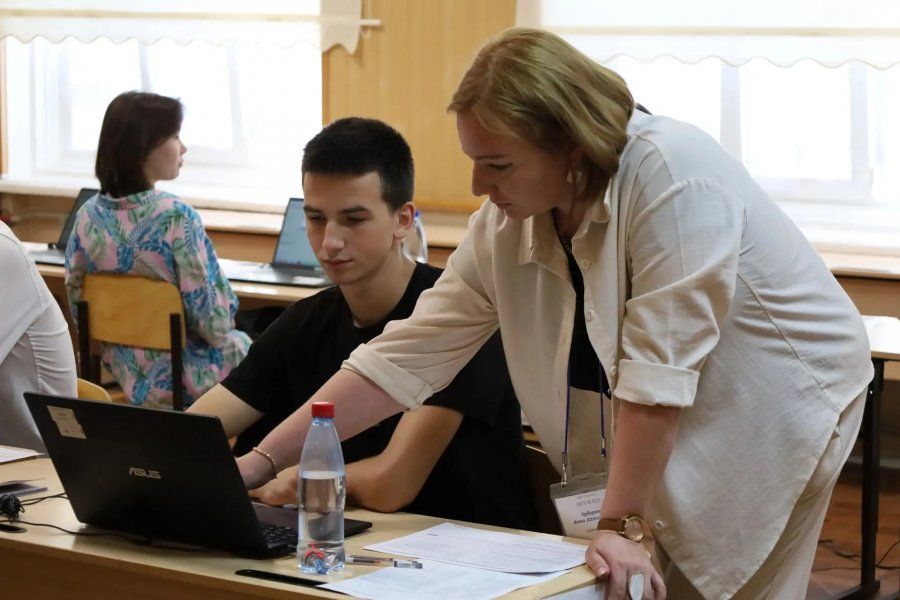 Выпускники Севастополя сдают ЕГЭ по информатике и иностранным языкам