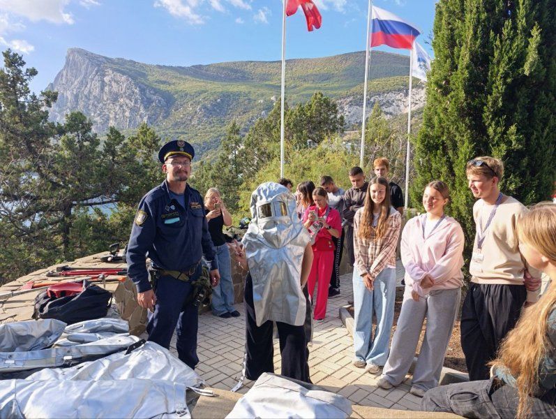 Спасатели Севастополя провели интерактивное занятие для участников форума «Молодежь 92»