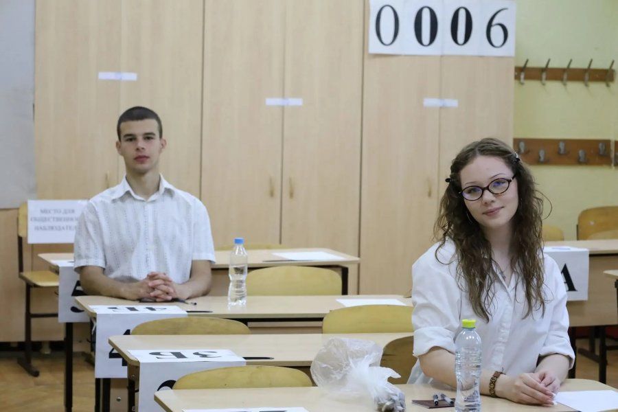 Выпускники Севастополя сдают ЕГЭ по физике и обществознанию
