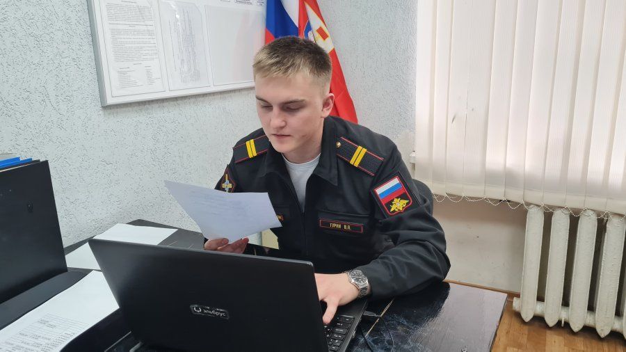 Сотрудники пункта отбора помогают желающим заключить контракт на военную службу