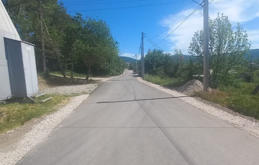 В селе Орлином обновили дорогу возле участковой больницы.