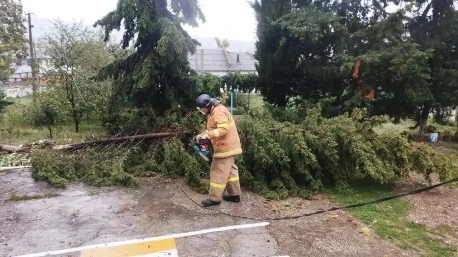 Спасатели работают в условиях непогоды