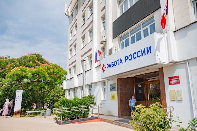 Каждый второй участник соцконтракта на поиск работы в Севастополе уже трудоустроился