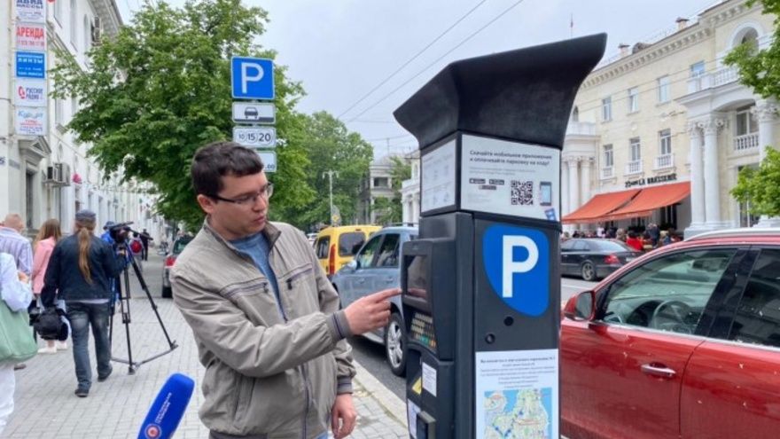 В Севастополе начали работать платные парковки