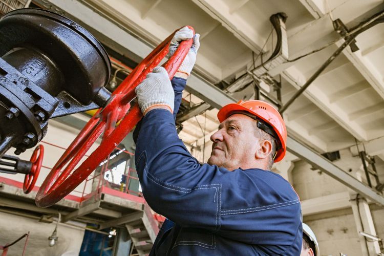 Вакансии с зарплатой до 130 тысяч рублей открыты для слесарей Севастополя