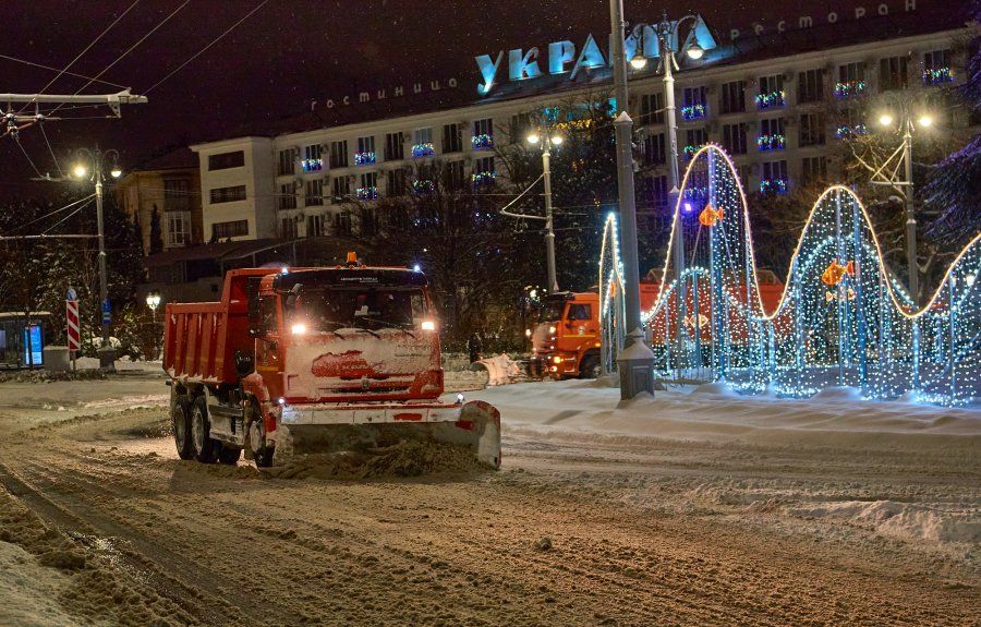 В расчистке города от снега задействовано около тысячи человек