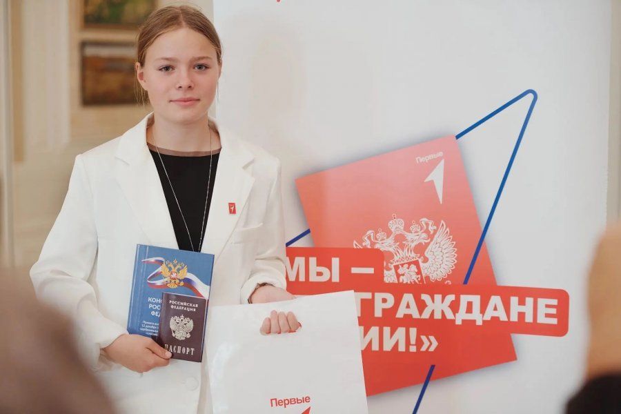 18 школьников Севастополя получили первые паспорта