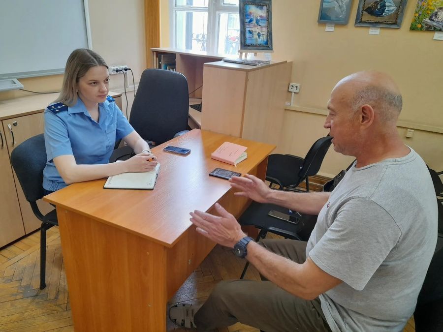 Прокуратура города Севастополя провела правовой час в консультационном пункте в Центральной городской библиотеке им. Л.Н. Толстого