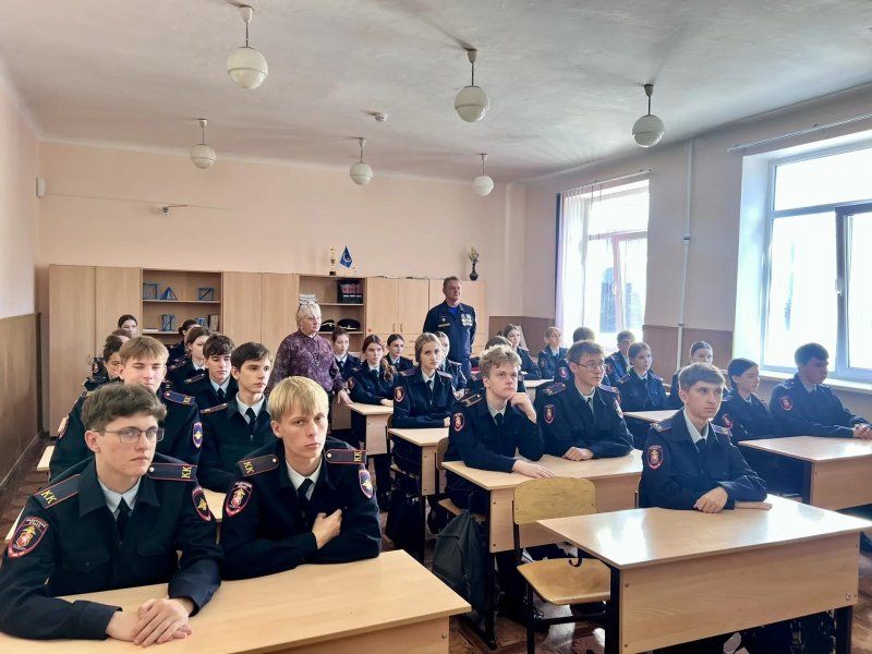 Спасатели рассказали юным дружинникам о своей профессии