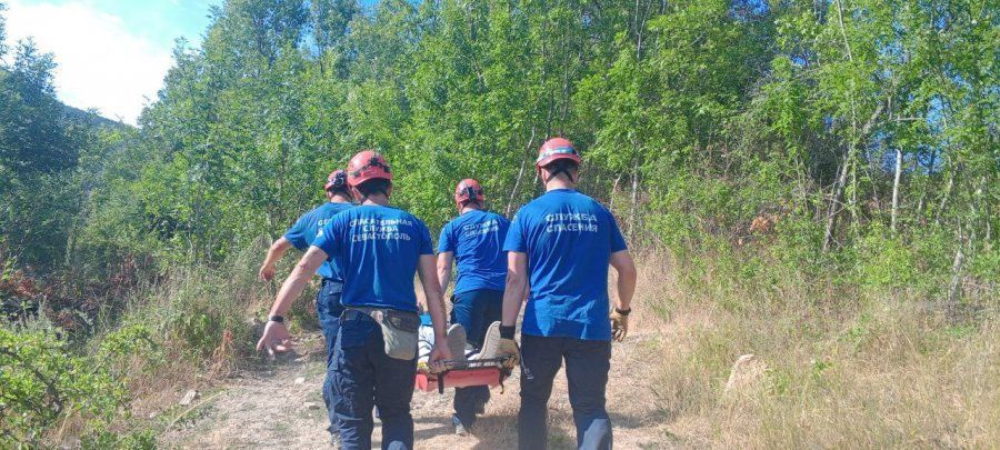 Специалисты Спасательной службы Севастополя экстренно эвакуировали туриста с Большой севастопольской тропы