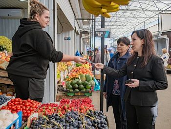 На официальных рынках и ярмарках Севастополя ежедневно проверяют безопасность продуктов