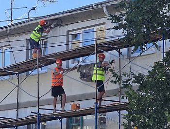 На улице Николая Музыки капитально ремонтируют фасад дома